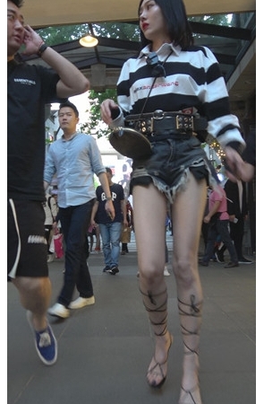 漂亮的长腿黑色热裤美女[1.63G/MP4]