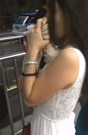 白色长连衣裙妹子