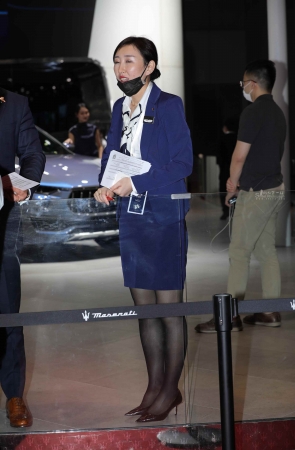 玛莎拉蒂销shou黑 丝长tui气质好