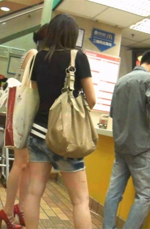 买东西的两位妹妹