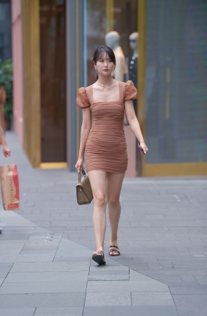 漂亮的连体裙美女