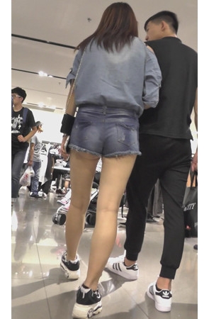 漂亮的蓝牛热裤裸腿美女