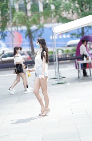 蓝色热裤月牙MM