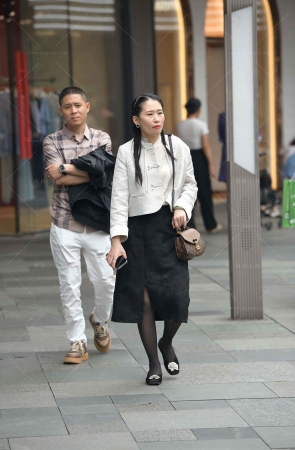 街拍打扮精致的小姐姐