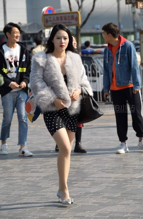 街拍斑点群性感美女