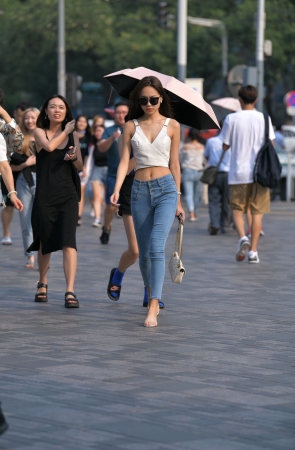 牛仔裤长腿美女