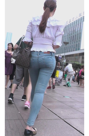 漂亮的浅牛美女