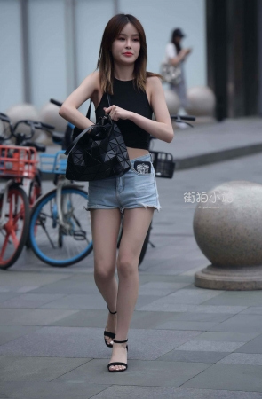 街拍牛仔热裤妹子