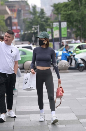 街拍紧身弹力裤美眉