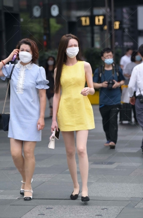 街拍黄色连衣裙R丝小姐姐