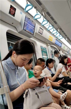 低头玩手机 [473 MB/mp4]