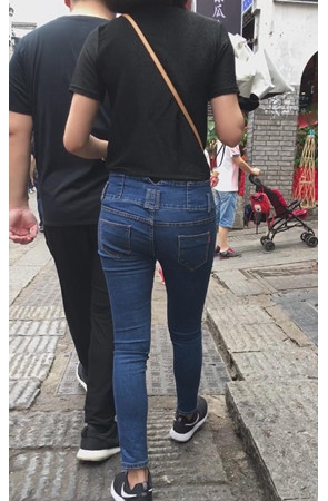 黑衣牛仔裤妹子