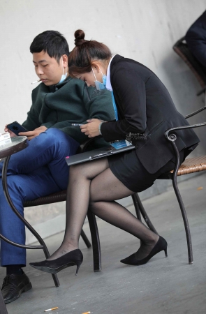 汽车销shou黑 丝高 跟在工作