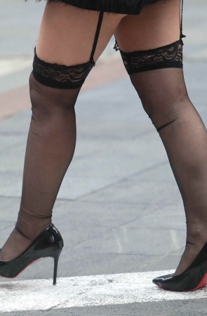 性感黑丝街拍高跟少妇