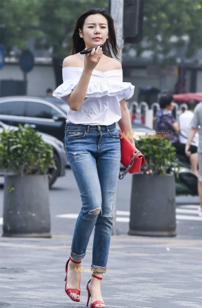 裸肩包臀性感美女