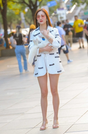 长腿美女与白狐