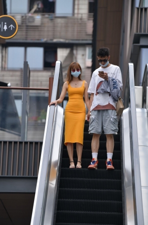 橘黄色连体包臀裙小妹