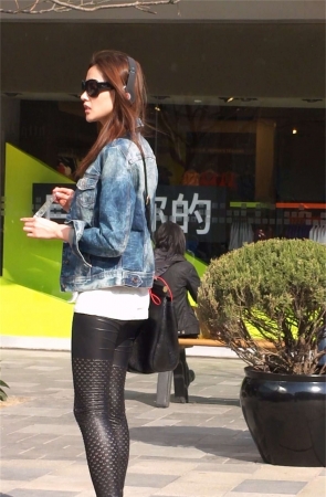 时尚个性紧身皮裤美女