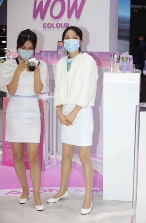 【街拍心灵】车展品牌大使街拍肉丝美腿制服