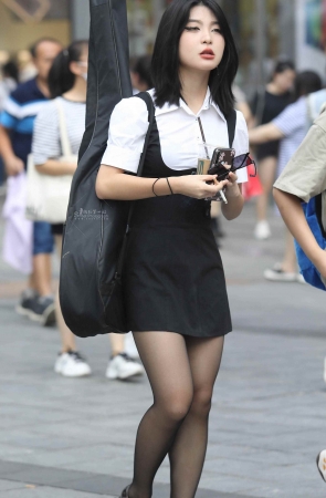 街拍黑丝妹子