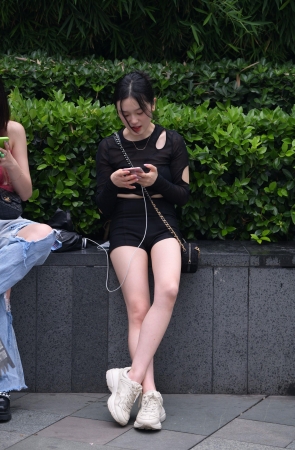 2268-7+70白皙长腿热裤女孩