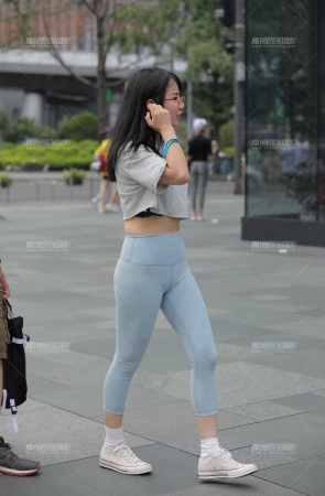 邻家妹妹的瑜伽裤 别有一番风味