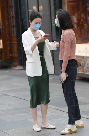 2363-20=58√街拍韵味肉色丝袜轻熟女 10P