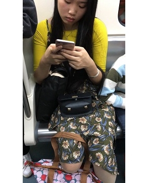 地铁街拍花裙清纯气质美眉