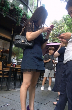 紫色高跟鞋街拍连衣裙性感美女