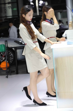 【街拍心灵】车展前台肉丝街拍高跟小姐姐