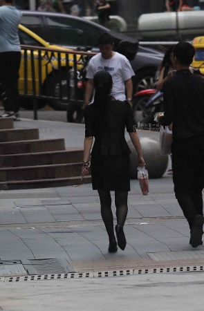 街拍黑丝高跟OL