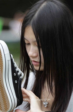 草地上矜持的小美女