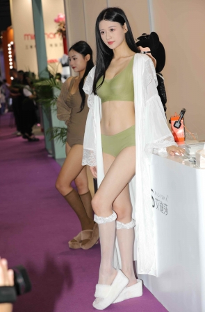 【街拍心灵】长筒白丝街拍美腿内衣街拍美腿小姐姐身材哇塞