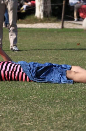 No760 时尚女孩平躺草地，性感足弓挑逗游客