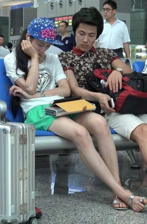 4K – 鸭舌帽大长腿女孩 [2.01 GB/MP4]