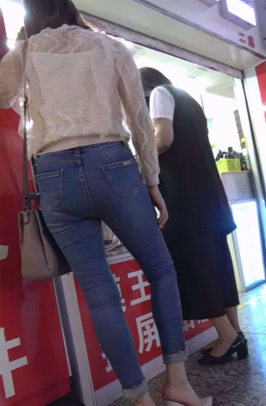 紧身牛仔美臀气质美女