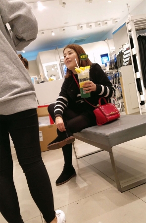 试鞋的黑色丝袜美腿妹子