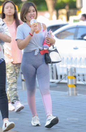 喝奶茶的紧身美女