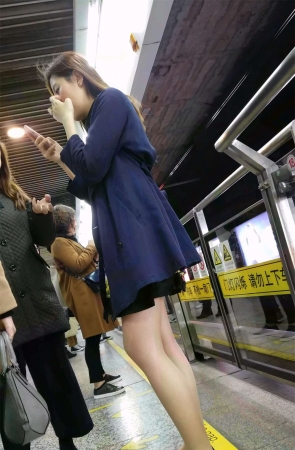 极品街拍气质御姐腿型极好大白腿地铁站
