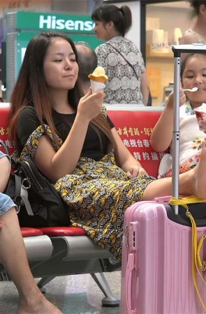 可爱型少妇双腿翘上行李箱，美甲足底露得毫不含糊