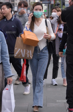 长腿紧牛小姐姐，身材真棒~