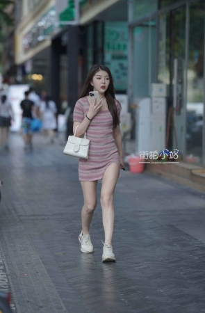 白皙美腿运动鞋妹子