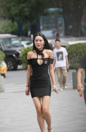 街拍蓝色凉高包臀裙性感美女