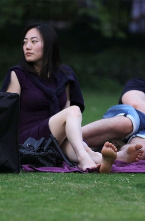 No1591 气质优雅的紫裙女郎，日落时分终于舒展了坐姿