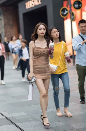 高跟美女膝盖受伤了