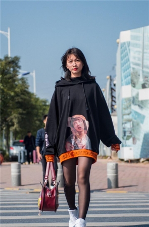 小透明DK街拍调皮捣蛋黑丝小美女3A216[1.79G]