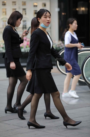 【街拍心灵】售楼处街拍黑丝大长腿气质小姐姐