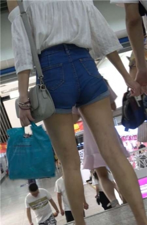 4k-高腰牛仔热裤白衬衫高挑街拍美腿 [975 MB]