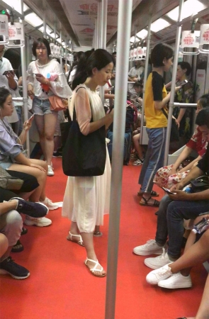 清纯的丝袜小美女