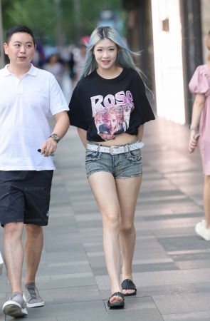 2367-17=77√街拍紧身热裤女生 14P